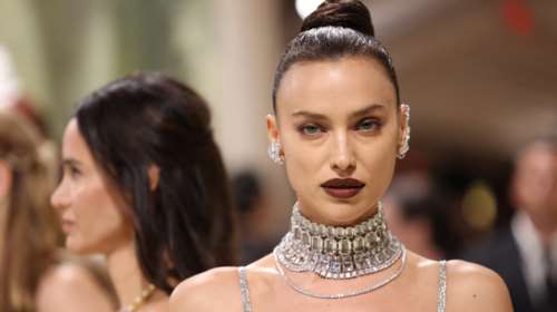 Χιλιάδες swarovski στο κορμί της: Η καλλονή Ιρίνα Σάικ φόρεσε το πιο λαμπερό slip dress και όσο περισσότερα κοσμήματα μπορούσε