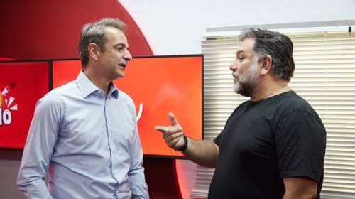 Ο Κυριάκος Μητσοτάκης αποκάλυψε το αγαπημένο του χρώμα, αν κάνει δουλειές του σπιτιού και τι ώρα ξυπνάει