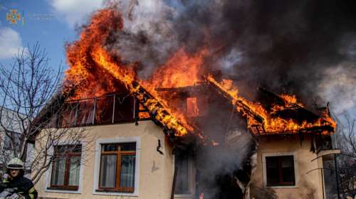Σκληρές μάχες στα περίχωρα του Κιέβου: Ουκρανοί άμαχοι φεύγουν για να γλιτώσουν [εικόνες]