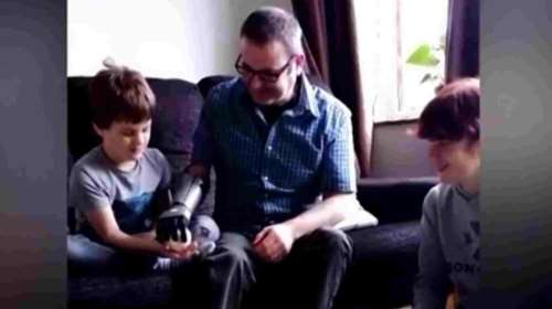 Ο Βρετανός ιερέας με το &quot;βιονικό&quot; χέρι αγκαλιάζει τα παιδιά του για πρώτη φορά μετά από 16 χρόνια