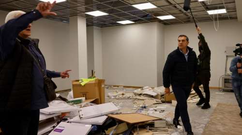 Ο Αλέξης Τσίπρας καταγγέλλει ότι το κέντρο τηλεδιοίκησης στη Λάρισα είναι γιαπί- &quot;Είναι στη διπλανή αίθουσα&quot;...απαντάει ο Γεραπετρίτης