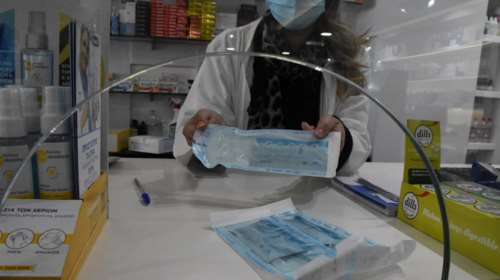 Η κόντρα κυβέρνησης - φαρμακοπoιών για τα self test οδηγεί στα... σούπερ μάρκετ