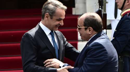 &quot;My brother Kyriakos&quot;: Ικανοποίηση στο Μαξίμου με την επίσκεψη Σίσι - Οι θερμοί εναγκαλισμοί με τον Μητσοτάκη