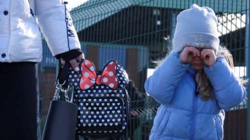 Το δράμα της Ουκρανίας - Με δάκρυα στα μάτια πολίτες με τα παιδιά τους εγκαταλείπουν τα σπίτια τους [εικόνες]