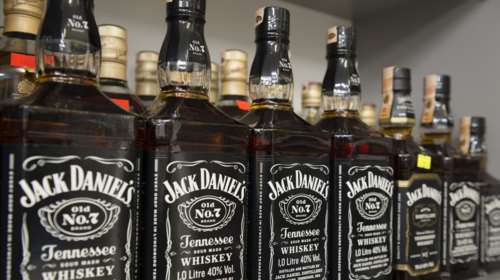 Τέλος το Jack Daniel&#39;s και το αμερικανικό αλκοόλ στον Καναδά - Tα κατεβάζουν από τα ράφια ως αντίποινα στους δασμούς Τραμπ