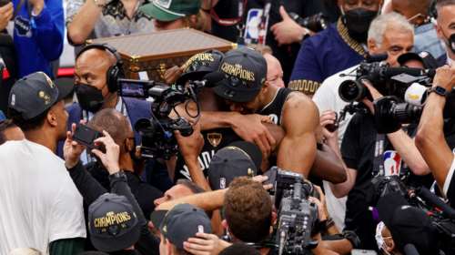 Συγκίνησε πάλι ο Γιάννης Αντετοκούνμπο: Ετρεξε αμέσως στην αγκαλιά της μητέρας του μόλις πήρε το πρωτάθλημα