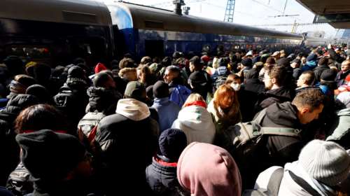 Χιλιάδες Ουκρανοί εγκαταλείπουν το Κίεβο: &quot;Ποδοπατιούνται&quot; για να μπουν στα τρένα [εικόνες]