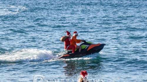 Πρέβεζα: Εντυπωσιακή άφιξη με jet ski έκανε ο Άγιος Βασίλης [Εικόνες]