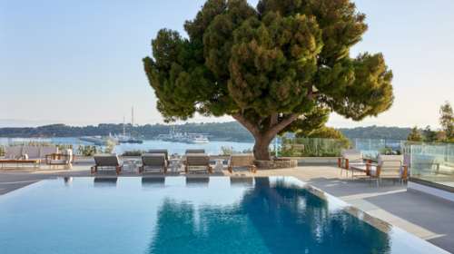 The Roc Club στη Βουλιαγμένη: Ο πιο κομψός προορισμός διακοπών που αλλάζει τα δεδομένα στην Αθηναϊκή Ριβιέρα