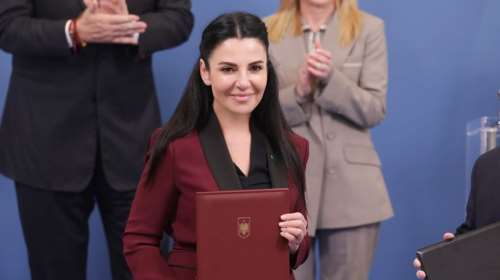 Αλβανία: Νέο σκάνδαλο διαφθοράς - Ποια είναι η εντυπωσιακή Μπελίντα Μπαλούκου που παύθηκε από αναπληρώτρια πρωθυπουργός