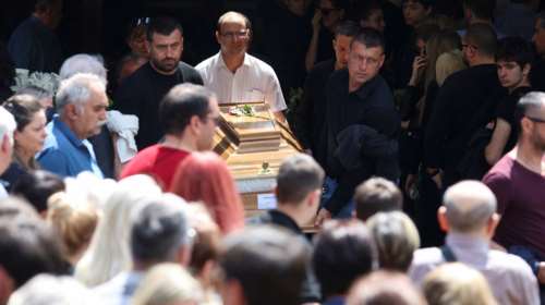 Σερβία: Τελέστηκαν οι πρώτες κηδείες - Από τους 6,5 εκατομμύρια πολίτες οι 2,5 έχουν όπλα [εικόνες][εικόνες]