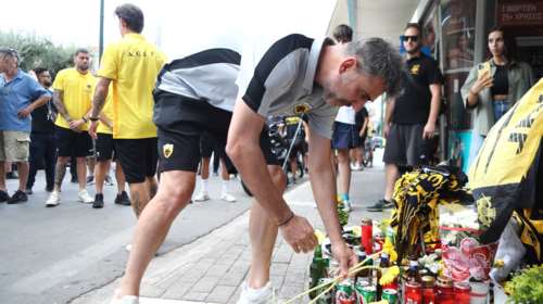 Νέα Φιλαδέλφεια: Στο σημείο της δολοφονίας του Μιχάλη η ομάδα της ΑΕΚ - Λουλούδια από τους αρχηγούς [εικόνες]