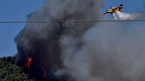 Φωτιά στα Μέθανα: Οι φλόγες έκαψαν σπίτι στο χωριό Κυψέλη - Υπό έλεγχο η πυρκαγιά