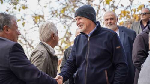 Στο Καλέντζι Αχαΐας με σπορ σκούφο ο Γιώργος Παπανδρέου - Επισκέφθηκε το σπίτι του παππού του [εικόνες]