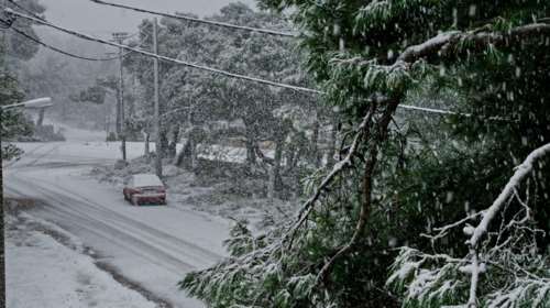 Σαρώνει η κακοκαιρία &quot;Κάρμελ&quot;: Χιονοπτώσεις, καταιγίδες και στην Αττική - Σε ποιες περιοχές χιονίζει [Εικόνες - Βίντεο]