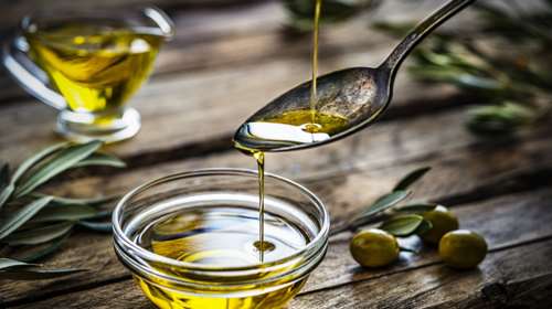 Γιατί οι Ελληνες πληρώνουν ακριβότερα το ελαιόλαδο - Από τον παραγωγό στο ράφι