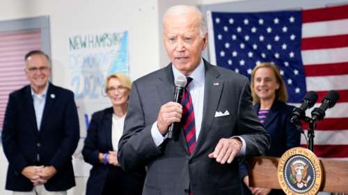 &quot;Κλείστε τον μέσα&quot;: Ο Μπάιντεν στρέφει σύνθημα του Τραμπ εναντίον του [βίντεο]