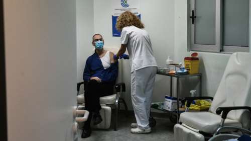 &quot;Μαϊμού&quot; εμβολιασμοί: Ραγδαίες εξελίξεις με έρευνα σε Θεσσαλονίκη και Κοζάνη - Ο ρόλος της υπαλλήλου στην Καρδίτσα