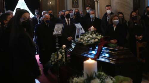 Κηδεία Τσοβόλα: Συντετριμμένοι η σύζυγος, τα παιδιά και τα εγγόνια του στο τελευταίο αντίο [Εικόνες]