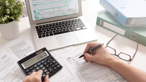Έρχονται διορθώσεις στη φορολόγηση των ελεύθερων επαγγελματιών - Τι εξετάζεται για το τεκμαρτό εισόδημα