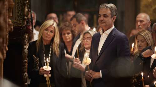 Την Ακολουθία του Επιταφίου στην Τήνο παρακολούθησε ο Μητσοτάκης, με τη σύζυγό του Μαρέβα και την κόρη τους Σοφία