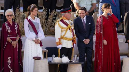 Η νύφη επισκίασε την πεθερά: Το look της βασίλισσας Ράνιας με μάξι φόρεμα και μπούστο - πανοπλία και το cape dress της εγκυμονούσας