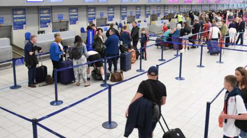 Μετάλλαξη Όμικρον: &quot;Αποφύγετε τα ταξίδια&quot; - Ηχηρή σύσταση του ΠΟΥ στους άνω των 60 και ευπαθείς ομάδες