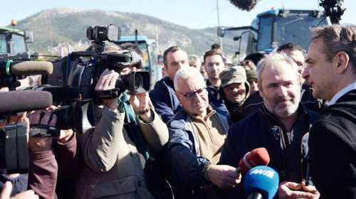 Συναγερμός στο Μαξίμου για τα αγροτικά μπλόκα: Τους πάνε &quot;με το γάντι&quot;, ψάχνουν να δώσουν έξτρα χρήματα