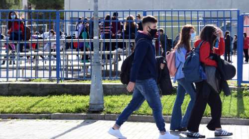 Κεραμέως: Στο τραπέζι η επέκταση του σχολικού έτους- Τι θα γίνει με την ύλη, σκέψεις για αναβολή των προαγωγικών εξετάσεων