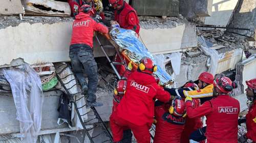 Τουρκία: &quot;Φώναζα πάνω στα συντρίμμια, αλλά...&quot;: Συγκλονιστική περιγραφή του πατέρα που κρατούσε το χέρι της νεκρής κόρης του