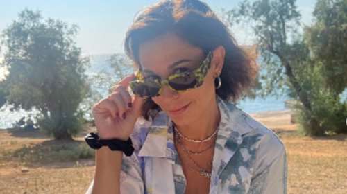 Κατερίνα Παπουτσάκη: Το τολμηρό look με ψηλοκάβαλο τζιν σορτς και εμπριμέ πουκάμισο - Δίχασαν τα παπούτσια της [εικόνες]