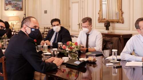 Σεπτέμβρης: Τα τρία &quot;καυτά&quot; μέτωπα της κυβέρνησης - Εμβολιασμοί, οικονομία και παιδεία
