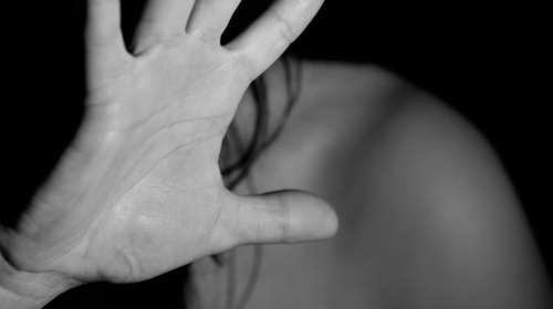 Διδυμότειχο - Το ιατροδικαστικό πόρισμα: Τη βίαζε επανειλημμένα και τη χτυπούσε με ξύλο - Την… έβγαζε βόλτα με μάσκα και γυαλιά