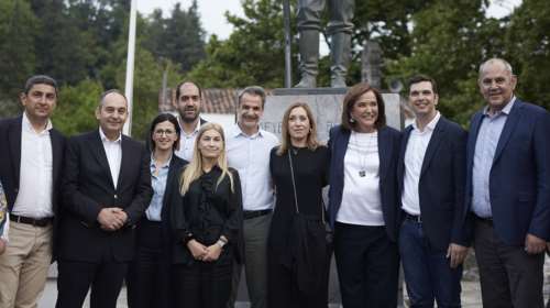 Στον Θέρισο ο Κυριάκος Μητσοτάκης: Μαντινάδα με νόημα για τις εκλογές - &quot;Σε τόπο επανάστασης ήρθα να προσκυνήσω...&quot; [Εικόνες - Βίντεο]