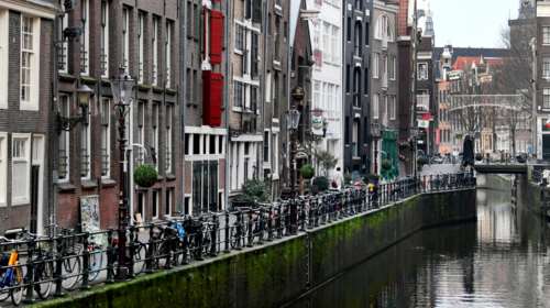 Κορονοϊός: Ανησυχία στην Ευρώπη ενόψει Χριστουγέννων - Νέα μέτρα για ανεμβολίαστους και lockdown μετά τη ραγδαία αύξηση κρουσμάτων