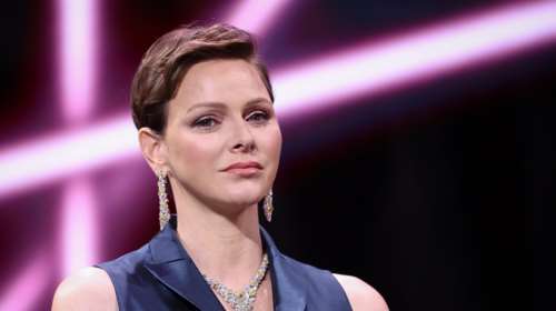 Εντυπωσιακή εμφάνιση της πριγκίπισσας Σαρλίν: Το μεταξωτό μπλε φόρεμα του οίκου Akris και τα μοναδικά κοσμήματα