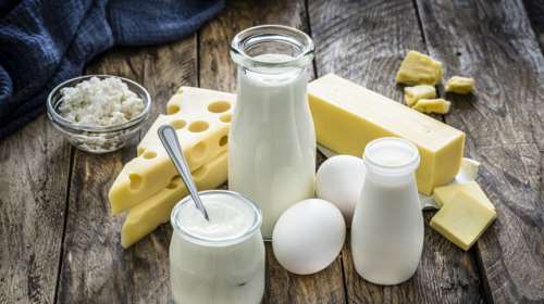 Πότε θα σταματήσει να ακριβαίνει το γάλα στην Ελλάδα - Τι κρατάει ψηλά τις τιμές