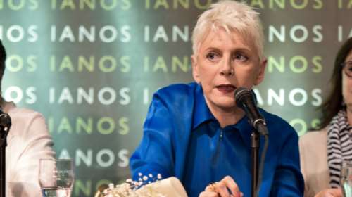 Αυτοτρολάρεται η Ακρίτα μετά την γκάφα για τον εμβολιασμό Μπακογιάννη: "Με το καπάκι και η Μπέτυ Μπαζιάνα"