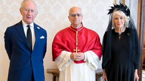 Βασίλισσα Καμίλα: Μαυροφορεμένη με βέλο στο Βατικανό - Η αντίστοιχη εμφάνιση της Ελισάβετ πριν από 65 χρόνια