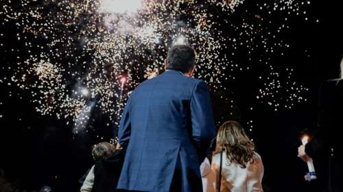 Τσίπρας: Ανάσταση στο Γαστούρι της Κέρκυρας- Θαύμασε τα πυροτεχνήματα μαζί με την Μπαζιάνα και τα παιδιά [Εικόνες]