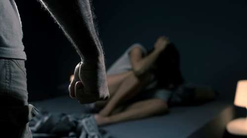 Καλλιθέα: Εφιάλτης για 42χρονη μητέρα - Οι γείτονες την έσωσαν από τον κακοποιητή σύζυγό της [Βίντεο]