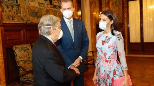 Η βασίλισσα Λετίσια με φλοράλ φόρεμα του ονείρου: Άκρως καλοκαιρινή με ροζ τσάντα και γόβες