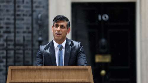 Ραγδαίες εξελίξεις στη Βρετανία: Ο &quot;βρεγμένος&quot; Σούνακ ανακοίνωσε πρόωρες εκλογές στις 4 Ιουλίου