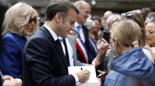 &quot;Mamie Bibi&quot;: Ο Εμανουέλ Μακρόν πέρασε το Σάββατο βράδυ πριν τις πιο καθοριστικές κάλπες για τη Γαλλία με τα εγγόνια της Μπριζίτ