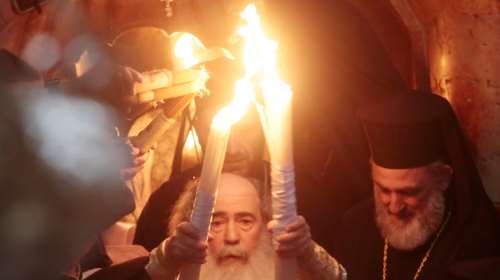 Άγιο Φως: Το απόγευμα φτάνει στην Αθήνα - Σε κλίμα κατάνυξης η τελετή αφής στα Ιεροσόλυμα [βίντεο]