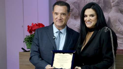 Δήμητρα Κατσαφάδου: Δώρισε στο ΕΣΥ ρομποτικό μηχάνημα για θεραπείες ακτινολογίας σε ογκολογικούς ασθενείς