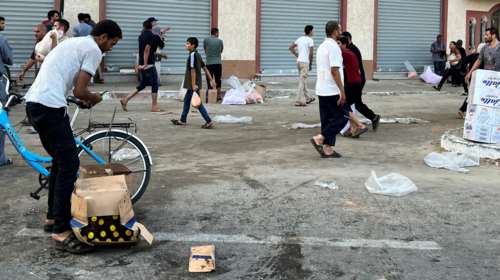 Απελπισία στη Γάζα: Χιλιάδες μπήκαν στις αποθήκες του ΟΗΕ για αλεύρι και τρόφιμα - &quot;Μάχη&quot; για είδη επιβίωσης