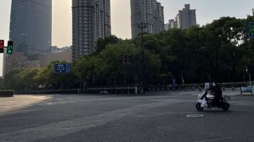 Σανγκάη: Αυξάνονται νεκροί και κρούσματα παρά το σκληρό lockdown - &quot;Σφίξτε τα δόντια&quot; λέει ο δήμαρχος στους απογοητευμένους κατοίκους