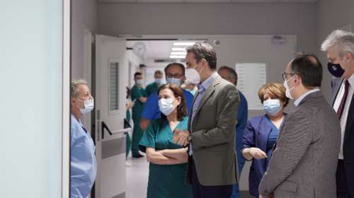 Ξαφνική επίσκεψη Μητσοτάκη στη ΜΕΘ του &quot;Σωτηρία&quot;- &quot;Μια τελευταία προσπάθεια, να αφήσουμε την έξαρση πίσω μας&quot;