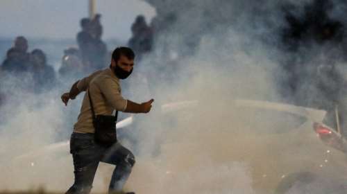 Θεσσαλονίκη: Επεισόδια στην πορεία αντιεμβολιαστών - Φωτιές, χημικά και δακρυγόνα - Μία τραυματίας [εικόνες-βίντεο]